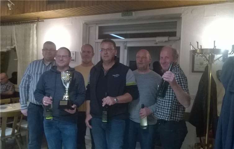 Gegen 21 Uhr konnte der Schießmeister die Siegerehrung vornehmen.privat