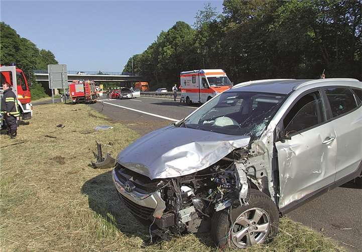 Gegen 7.46 Uhr übersah ein Pkw-Fahrer den Stau des vorhergegangenen Unfalls und raste mit hoher Geschwindigkeit in das Stauende. Hierbei schob er zwei Pkw aufeinander.. WAMFO.DE