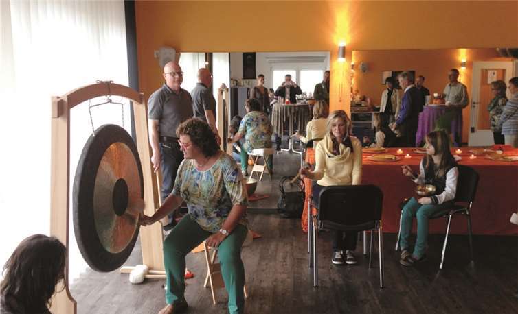 Gegen Abend nahmen die Besucher aktiv wie auch kreativ an einem Klangorchester aus Meditations-Klangschalen, Zimbeln und einem Tam Tam-Gong nach Peter Hess teil. privat