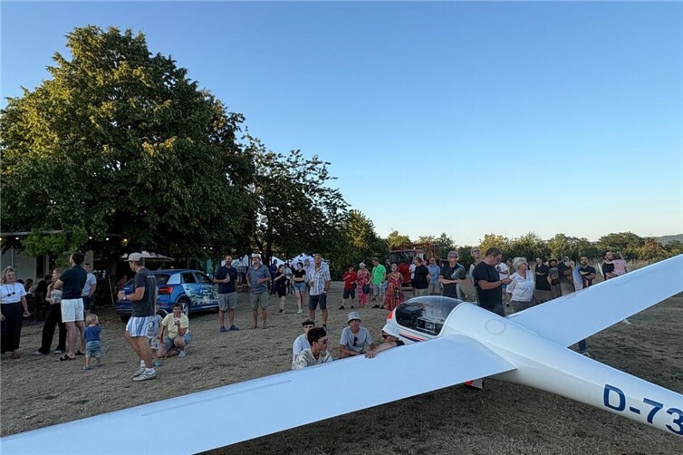 Gegen Abend versammelten sich die Gäste für eine Segelkunstflugvorführung