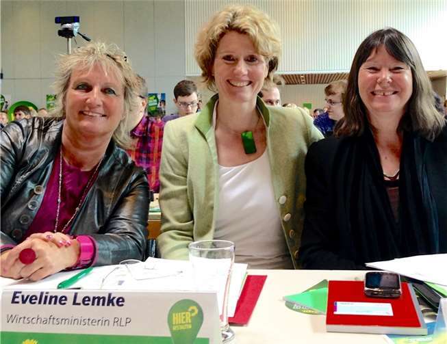 Gegen Atomenergie: Die Grüne Kreissprecherin und Spitzenkandidatin für den Wahlkreis 13, Eveline Lemke im Kreis ihrer Grünen Mitstreiterinnen Irene Alt und Ulrike Höfken. privat
