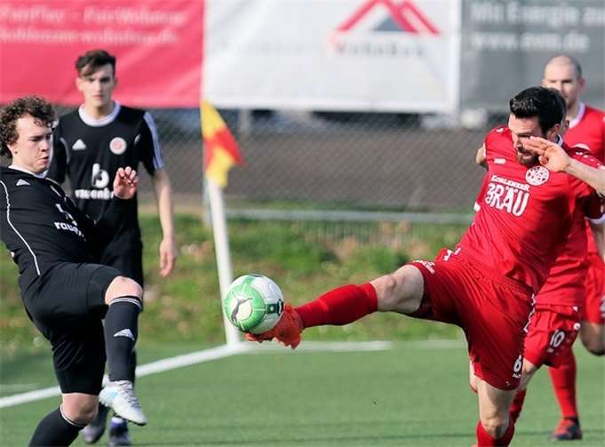 Gegen Dudenhofen hatte Marvin Sauerborn (rechts) noch getroffen. Gegen Salmrohr sorgten die Kollegen für den Erfolg der Gastgeber.TH