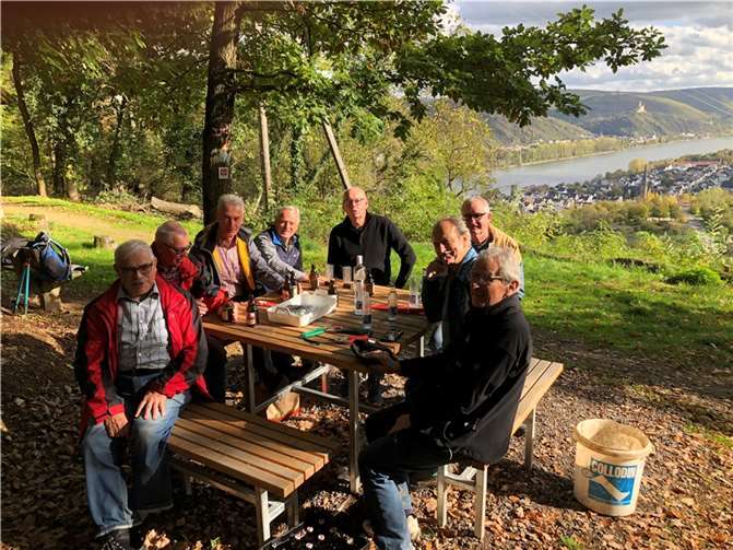 Gegen Ende der Begehung traf sich das Team Wolfsdelle mit Stadtbürgermeister Raimund Bogler an der neuen Sitzgruppe am Lützelforst. Foto: privat