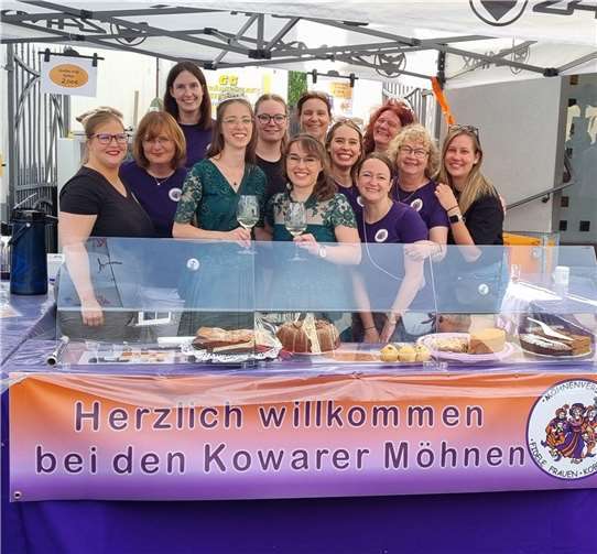 Gegen Ende des Kuchenverkaufs besuchten Weinkönigin Teresa I. und Weinprinzessin Verena, die selbst Möhnenschwestern sind, den Stand. Foto: privat