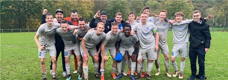 Gegen Kreuzberg konnte Bachem-Walporzheim zum zweiten Mal binnen zehn Tagen einen Sieg verbuchen. Entspechend groß war der Jubel der Spieler von Coach Thomas Meyer. Foto: privat