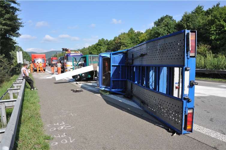 Gegen circa 8.40 verunglückte der Transporter. Fotos: WinklerTV