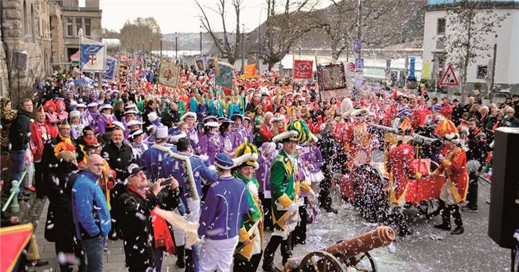 Gegen das Heer von 1500 anrückenden Karnevalisten konnten die Soldaten mit ihrer Kanone nichts ausrichten.