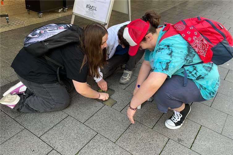 Gegen das Vergessen und für den guten Zweck: mit Lappen und viel Engagement reinigten die Schülerinnen und Schüler die Stolpersteine.Foto: Marco Schneider