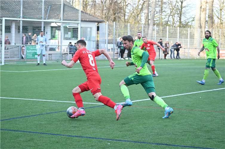 Gegen den FC Bitburg (am Ball Simon Floß) stand Manuel Oster noch 90 Minuten auf dem Platz, gegen die SG Neitersen musste auch der defensive Mittelfeldspieler passen.  Foto: SK