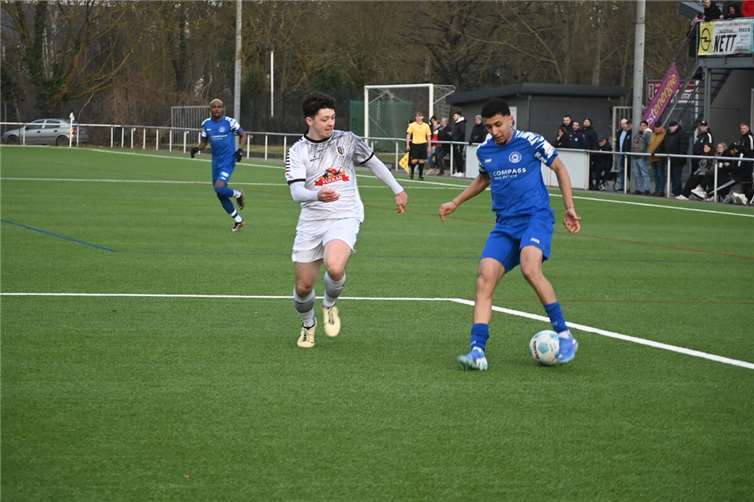 Gegen den FC Cosmos Koblenz (rechts Ayman Ed-Daoudi) zeigte der SV Eintracht Mendig (links Michael Koch) die bislang beste Leistung in den Testspielen.  Foto: SK