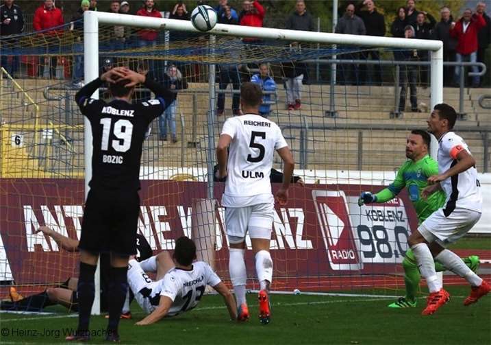 Gegen den SSV Ulm schien das Tor der Gäste wie vernagelt. So reichte es am Ende nur zu einem 2:2 für die TuS Koblenz. TH