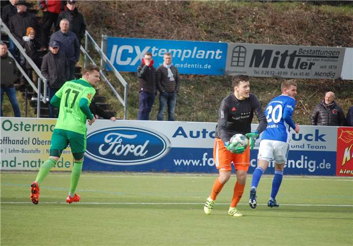 Gegen den TSV Emmelshausen um Torhüter Jonas Börsch (Mitte) und Niklas Kasper (rechts) ging Lars Bohm leer aus.