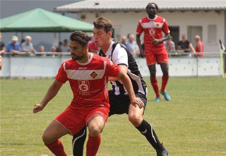 Gegen den TV Herkenrath konnte die TuS (in rot), trotz des 0:3, teilweise mithalten. TH