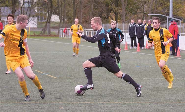 Gegen den TuS Gückingen waren die Puderbacher Stürmer (blaues Trikot) nicht zu bremsen.WT
