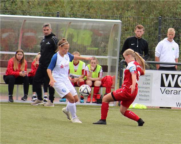 Gegen den VfL Bochum mussten die Mädels noch in ihren alten Trikots auflaufen.