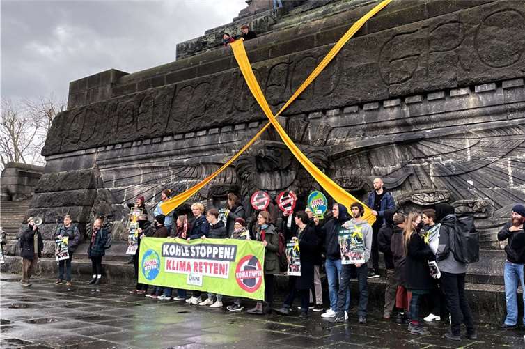Gegen die Abbagerung des Dorfes haben deshalb 50 Klimaschützer*innen am Deutschen Eck in Koblenz ein Zeichen gesetzt.  Quelle: Lützerath lebt Koblenz