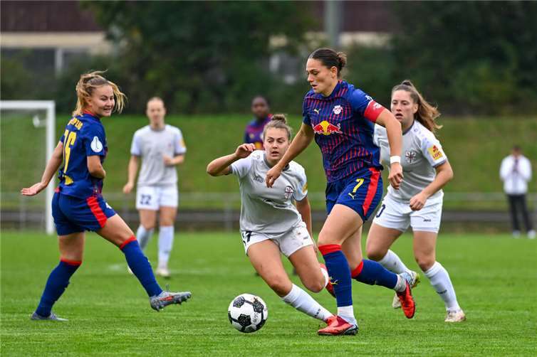 Gegen die Deutsche Nationalspielerin Giovanna Hoffmann (7, blaues Trikot) aufseiten von RB Leipzig fand Andernach keine Mittel. Foto: privat