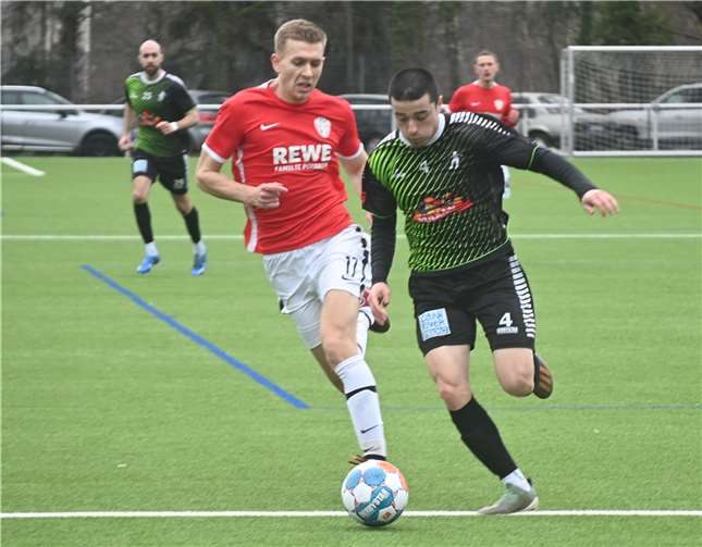 Gegen die FSG Ehrang (links Nils Lehnert) gelang Bilyal Myumyunov noch der Ehrentreffer für die SG Eintracht Mendig/Bell. In Niederroßbach war nach 45 Minuten Schluss für den Bulgaren.  Foto: SK