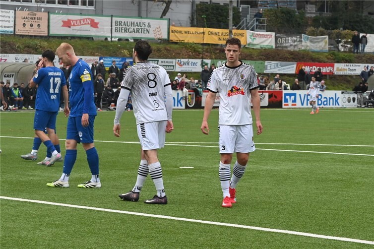Gegen die FV Hunsrückhöhe Morbach gelang Nikolas Groß (rechts) nur noch der 2:3-Anschlusstreffer. Foto: SK