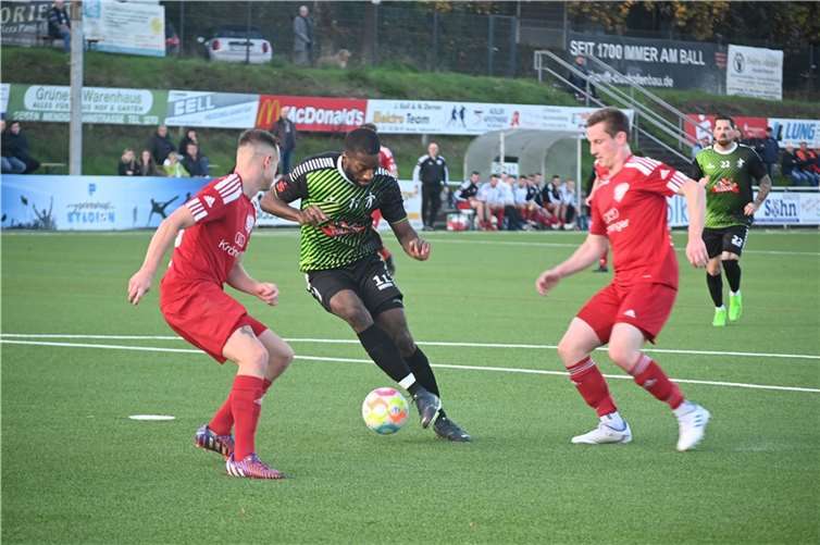 Gegen die FV Morbach (links Philip Meeth, rechts Martin Schultheis) spielte Brice Braquin wieder mal den Alleinunterhalter. Der Franzose traf einmal selbst und holte zudem zwei Elfmeter heraus.  Foto: SK