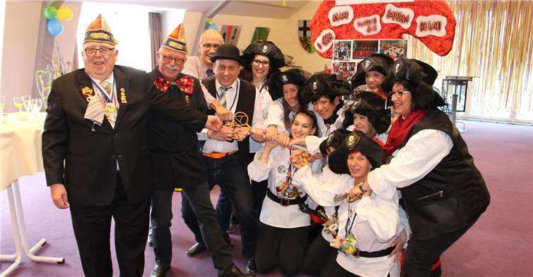 Gegen die Gewalt der Möhnen war auch die „Man-Power“ von „Manes“ Schröder, Beigeordneter Richard Keuler, Büroleiter Armin Seiwert und Bürgermeister Johannes Bell (von links) machtlos, den Rathausschlüssel gegen die Übermacht der Möhnen zu verteidigen. WK