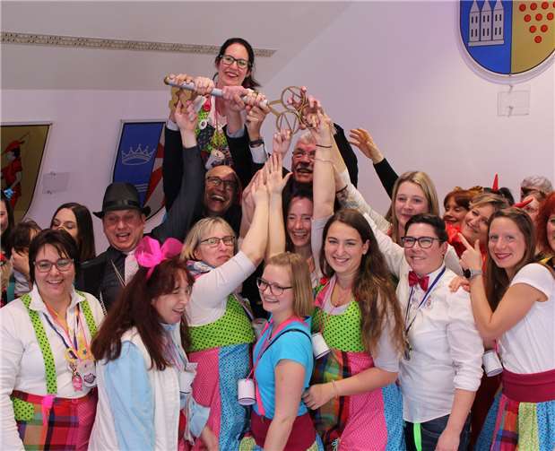 Gegen die Kraft der Möhnen von Niederzissen war auch die „Man-Power“ von Bürgermeister Johannes Bell, Büroleiter Armin Seiwert und Ortsbürgermeister Rolf Hans (von links) machtlos, den Rathausschlüssel gegen die Übermacht der Möhnen zu verteidigen.