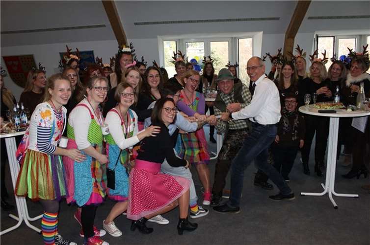 Gegen die Kraft der Möhnen von Niederzissen war auch die „Manpower“ von Bürgermeister Johannes Bell und Büroleiter Armin Seiwert (von links) machtlos, den Rathausschlüssel gegen die Übermacht der Möhnen zu verteidigen. Foto: WER
