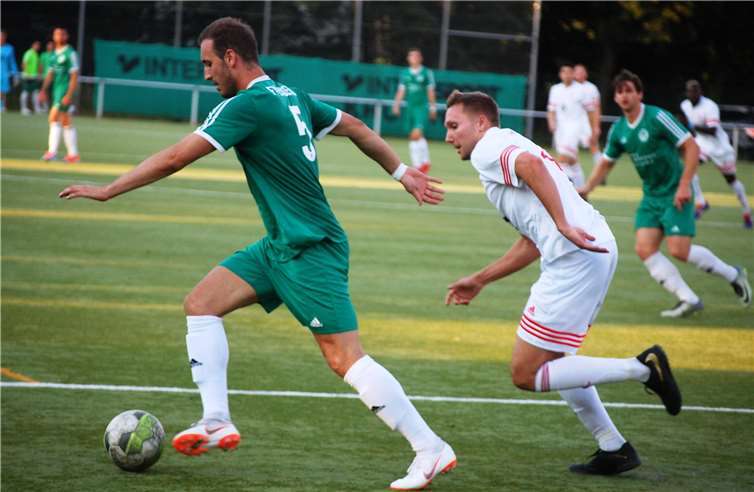 Gegen die Oberligisten Emmelshausen und Engers (l. Marian Kneuper) liefen die Mendiger (r. Marcel Berg) zumeist hinterher.SK