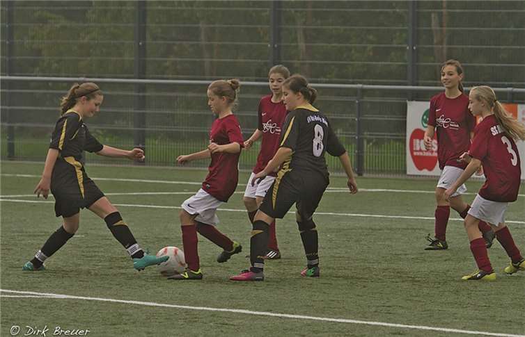Gegen die SG Oleftal waren die in dunklen Trikots antretenden Merlerinnen das dominierende Team. privat