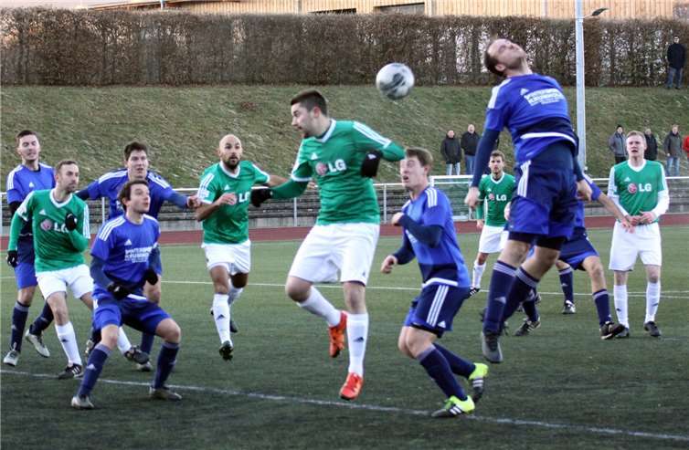 Gegen die dichtgestaffelte Gästeabwehr (Franken in blau, Oberzissen in grün-weiß) war kaum ein Durchkommen, letztlich setzte sich der Favorit aus Oberzissen aber durch. privat