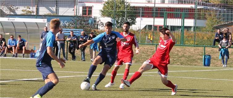 Gegen die druckvoll auftretenden Gastgeber (in Rot) hatte die SG Walporzheim keine Chance. Kripps Erstvertretung gewann am Ende verdient mit 4:0. privat