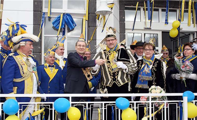 Gegen die närrische Übermacht hatte Rathauschef Andreas Geron keine Chance und rückte den Stadtschlüssel kampflos raus. RÜ