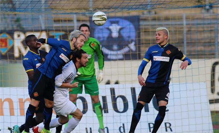 Gegen die starke Abwehr der SpVgg Wirges fanden die Koblenzer Spieler nur wenige Mittel.TH