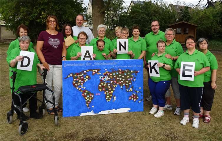 Gegen eine Spende konnten Besucher die Weltkarte mit Herzen verzieren.privat