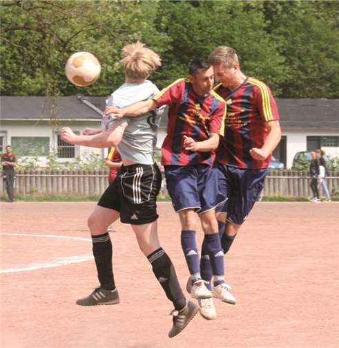 Gegen eine drohende Niederlage stemmte sich erfolgreich der SV Waldesch (helles Trikot) in Mülhofen und gewann einen wichtigen Punkt im Kampf um den Klassenerhalt.-TH-