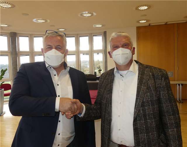 Gegenkandidat Gerhard Weber gratulierte Albert Jung zu seiner Wiederwahl zum Verbandsgemeindebürgermeister.  Foto: TE