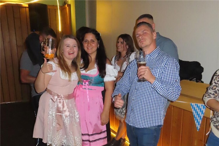 Weißwurst, Kölsch und Feierlaune beim Kölschen Oktoberfest der IWK  Gegenüber 2024 konnte der Karnevalsverein noch mehr Gäste begrüßen, die in überwiegender Mehrheit fantasievoll bekleidet waren.