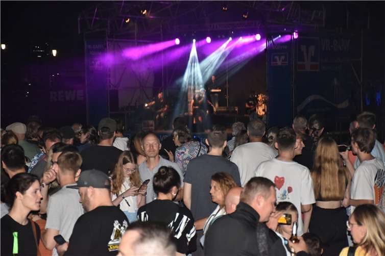 Gegenüber dem Floß mit der Band „Pop nach 8“ drängten sich am Wiedufer die Menschen.