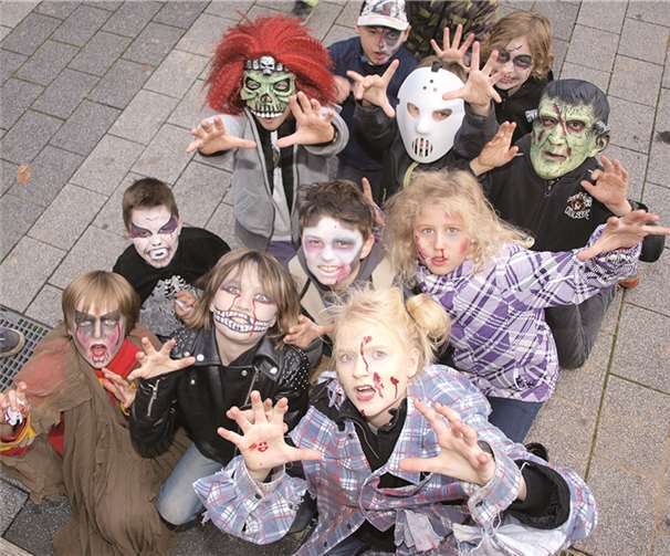 Gegruselt wurde auch mitten auf der Schlossstraße - es war ein riesiger Spaß für alle.