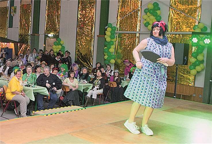 „Geh doch!“ Mit einem Potpourri aus lustigen deutschen Schlagern wurden die Möhnen in Fritzdorf unterhalten. Jost