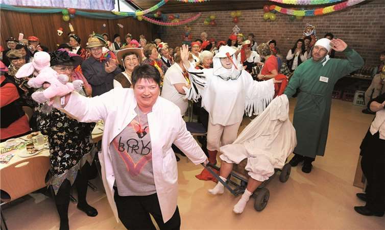 Geheimnisvoller Einzug: Wer steckt wohl im Bollerwagen? FIX