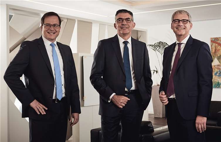 Gehen einen wichtigen strategischen Schritt im Sinne der Mitglieder, Kundinnen und Kunden: Der Vorstand der Volksbank RheinAhrEifel eG, Markus Müller, Walter Müller und Vorstandsvorsitzender Sascha Monschauer.  Foto: Volksbank RheinAhrEifel eG