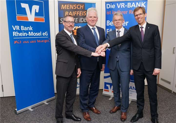 Gehen künftig einen gemeinsamen Weg: Die Vorstandsmitglieder Matthias Herfurth (VR-Bank Neuwied-Linz), Walter Schaub (VR-Bank Rhein-Mosel), Andreas Harner (VR-Bank Neuwied-Linz) und Michael C. Kuch (VR-Bank Rhein-Mosel). Fotos: FF