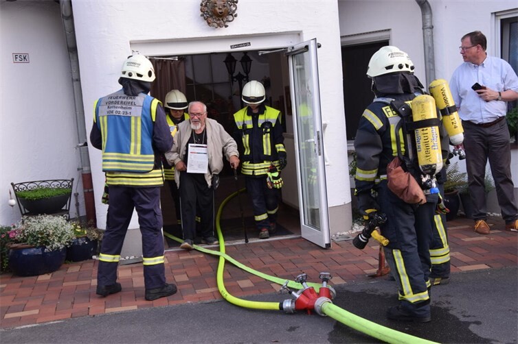 Gehfähige Personen werden aus dem Gebäude geführt und dem Sanitäts- bzw. Rettungsdienst übergeben 