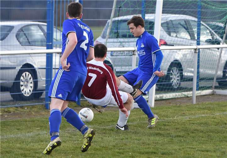 Gehörig ins Rutschen kamen die Spieler aus Niederburg (in der Mitte Tobias Kasper) in der Bezirksliga-Partie bei der SG Elztal (rechts Niclas Lohn, links Jan Fasel).