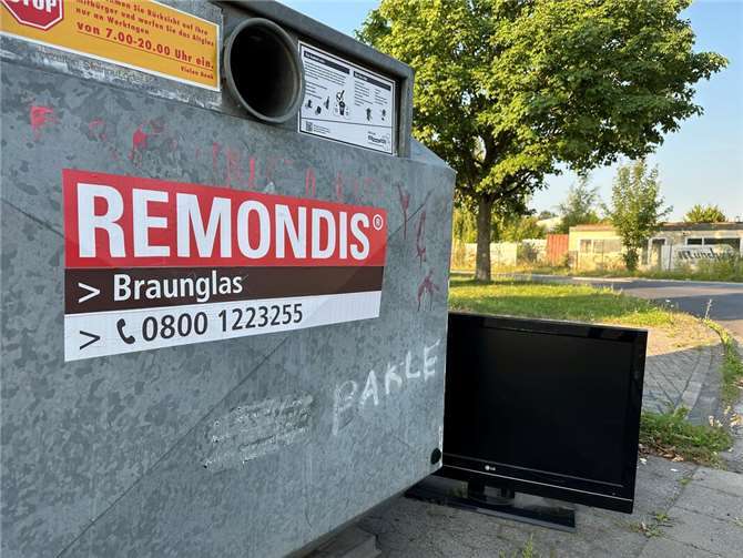 Gehört auf den Elektroschrott: Flachbildfernseher im Rastenweg. Foto:ROB