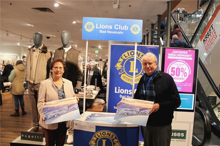 Aktionswochenende überzeugte mit tollen Angeboten Gehört zu „Herbstbunt“ seit vielen Jahren einfach dazu: der Verkaufsstart des beliebten Lions Club-Adventskalenders.  Fotos: DU