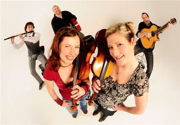 Gehört zum Besten was der Irish-Folk derzeit zu bieten hat: CARA. Die international besetze Band will am Sonntag, 25. Oktober in der Stadthalle Montabaur spielen.Quelle: Kleinkunstbühne Mons Tabor