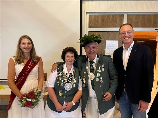 Gehörten zu den ersten Gratulanten des neuen Königs-Paares Karl VIII. und Ute VII.: Rhein-Lahn-Nixe Lea I. und KVL-Vorsitzender Günter Groß.