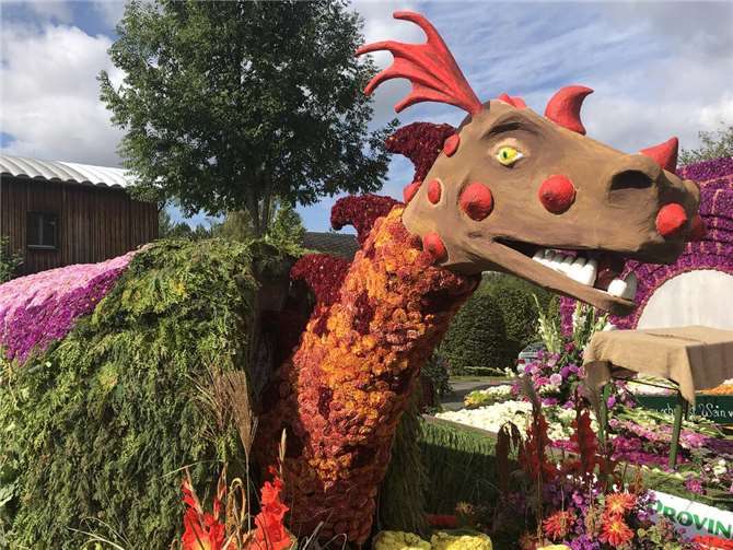 „Gehst Du zum Weinfest anderswo, suchst Du vergeblich den Erpeler Blumenkorso-Zoo“. 
